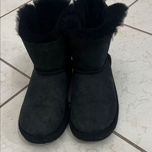 Girl’s UGG Boots with Bow charcoal black    size 2